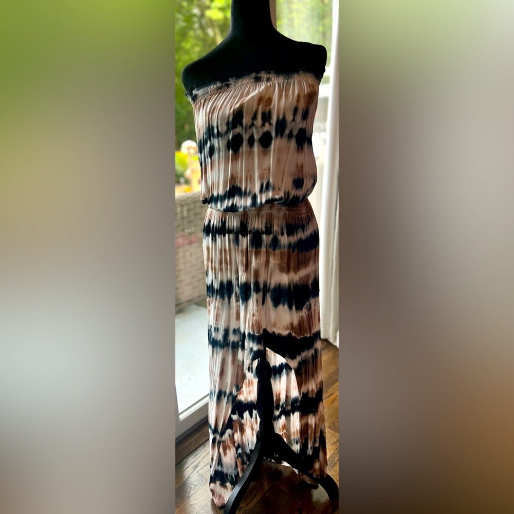 Perfect summer dress. Lightweight, can go casual or dress it up.